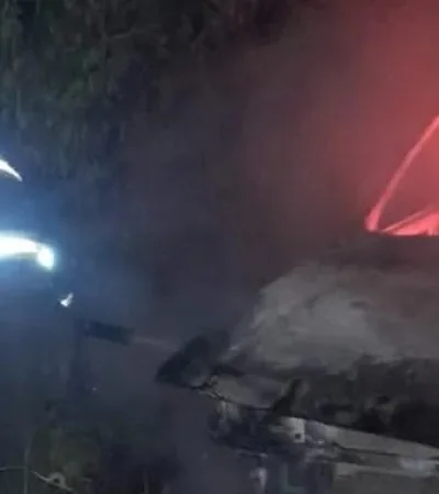 Un auto se incendió por completo y su dueño sufrió graves quemaduras