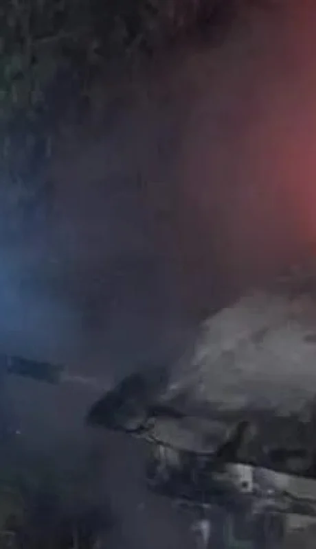 Un auto se incendió por completo y su dueño sufrió graves quemaduras