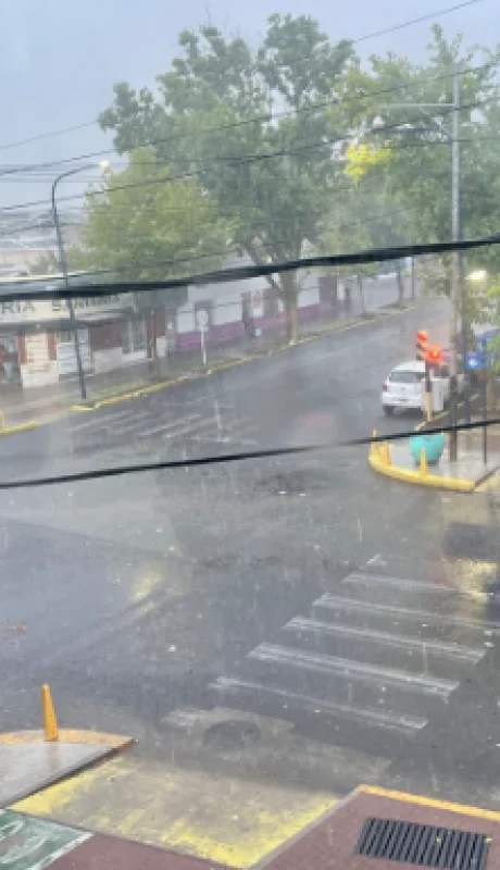 Un frente frío provocó desde las 09.00 la evolución de una tormenta que cerca de las 09.15 precipitó granizo en el Gran Mendoza.