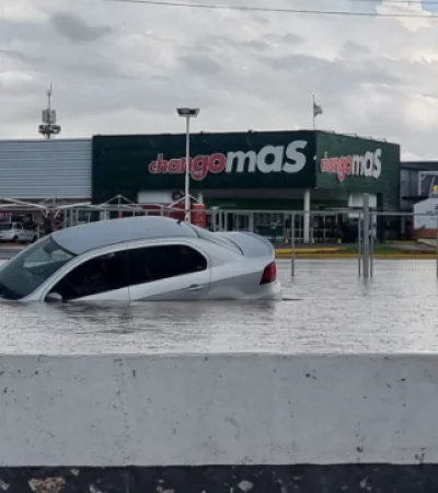 Un automóvil quedó hundido en el agua que se estancó rápidamente frente a un supermercado en la intersección de las calles Maza y Mitre.