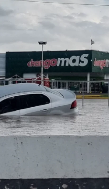 Un automóvil quedó hundido en el agua que se estancó rápidamente frente a un supermercado en la intersección de las calles Maza y Mitre.