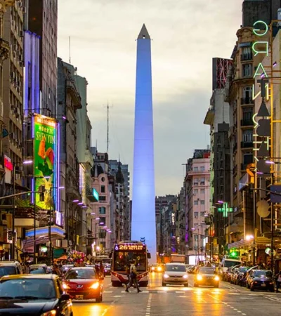 El Obelisco fue construido para recordar el cuarto centenario de la fundación de Buenos Aires.