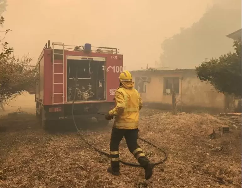 Bomberos trabajan para extinguir el incendio en Epuyén.
