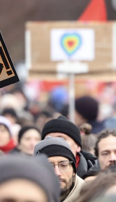 Miles de personas se manifestaron este sábado en Alemania, en contra del avance del fascismo en el mundo.