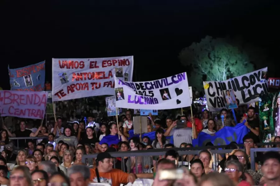 Seguidores de sus redes, vecinos, amigos, todos presentes para apoyar a la soberana de Buen Orden.