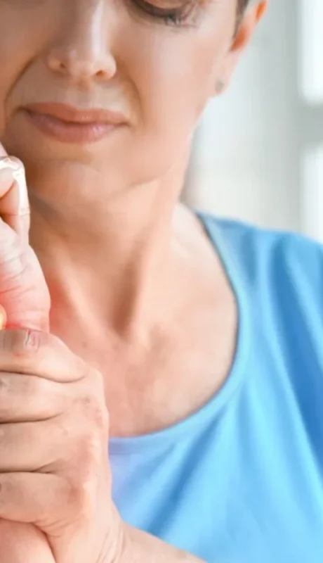 La artrosis se genera a partir del daño acumulativo proveniente de lesiones diminutas, tanto macro como microscópicas.