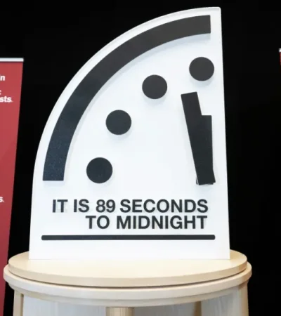 El Reloj del apocalipsis es una advertencia de las decisiones y acciones peligrosas que pueden acabar con la humanidad.