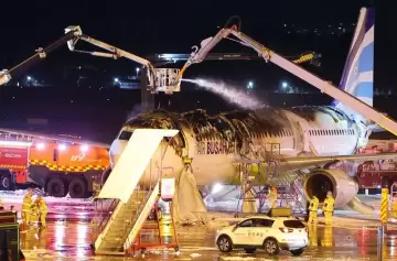 Corea del Sur: un avión se prendió fuego antes de despegar con 176 pasajeros