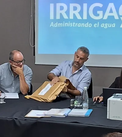 Acto de apertura de los sobres con las propuestas. (Foto: DGI)