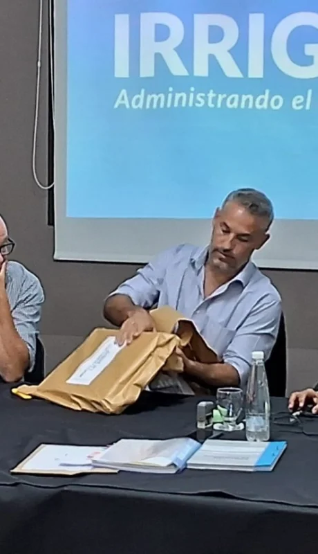 Acto de apertura de los sobres con las propuestas. (Foto: DGI)