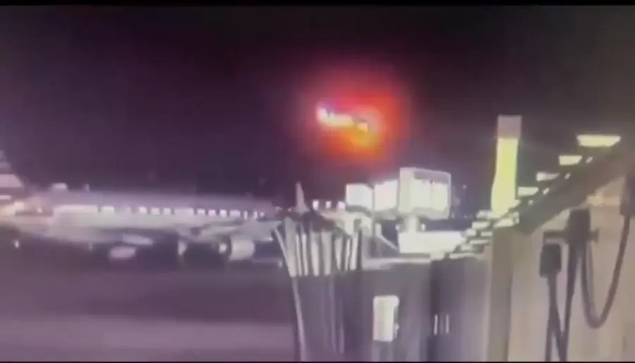 Así se vio la colisión entre el avión comercial y el helicóptero militar.