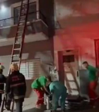 Bomberos de la Ciudad trabajando en la extinción de las llamas.