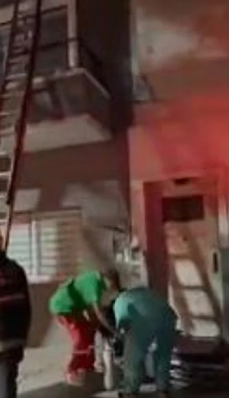 Bomberos de la Ciudad trabajando en la extinción de las llamas.