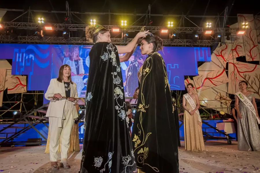 La reina saliente, coronando a Luz.