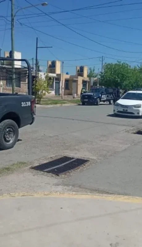 Violencia de género: se atrincheró con nafta y un machete