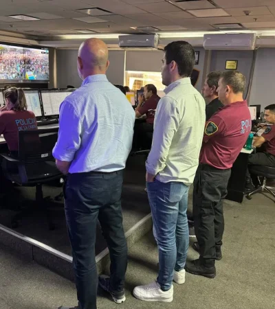 El ministro de Seguridad porteño, Waldo Wolff, junto al secretario del área, Ezequiel Daglio; y es Jefe de Policía, Diego Casalo.