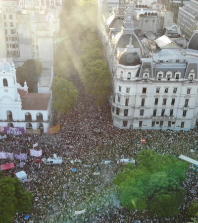 Multitudinaria marcha del orgullo.