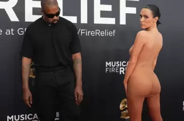 Polémico desnudo de Bianca Censori en la alfombra de los Grammy