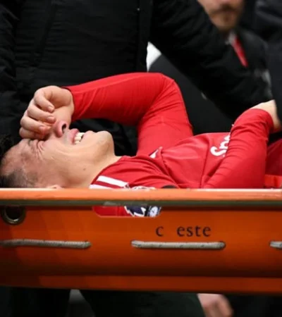 Lisandro Martínez se rompió los ligamentos cruzados de la rodilla izquierda