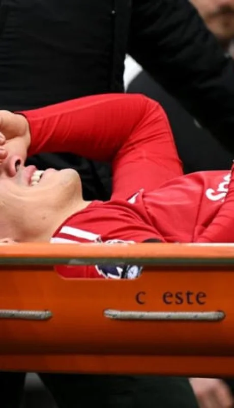 Lisandro Martínez se rompió los ligamentos cruzados de la rodilla izquierda