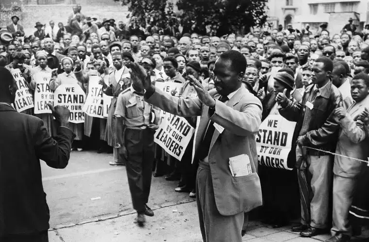 Manifestantes en 1956 frente a los juzgados de Johannesburgo, durante el juicio por traición de los activistas antiapartheideid.