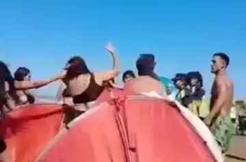 ¡Escándalo en Santa Teresita! Pelea a golpes entre dos familias por la música alta