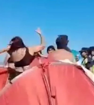 A los golpes en la playa.