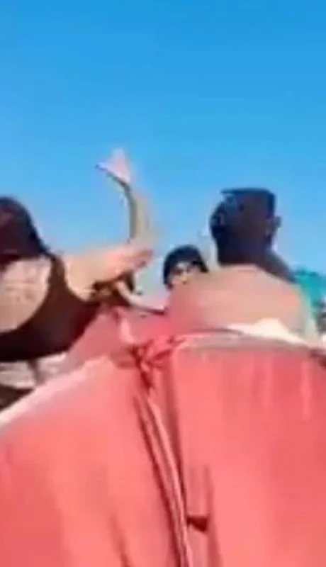 A los golpes en la playa.