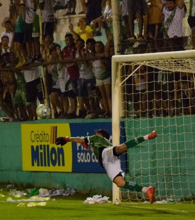 La atajada crucial del arquero Real de Desamparados