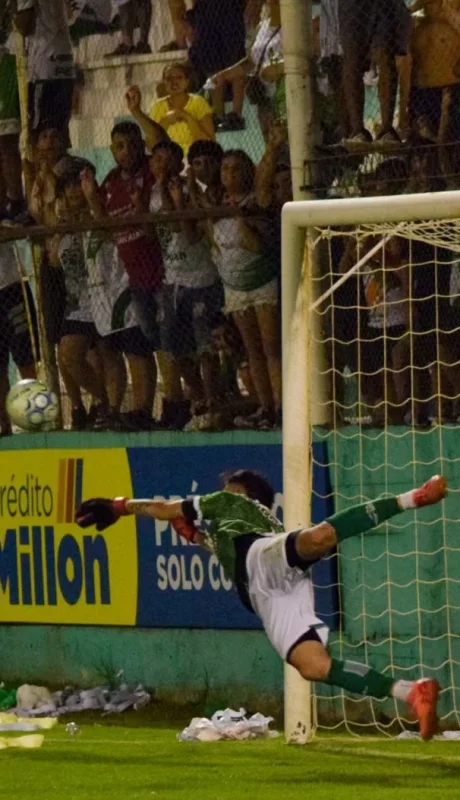 La atajada crucial del arquero Real de Desamparados