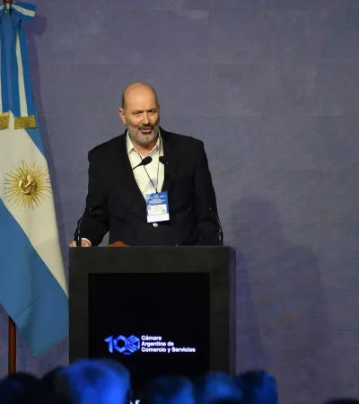 Sturzenegger anuncia la eliminación del impuesto al cine y nuevos topes para los subsidios