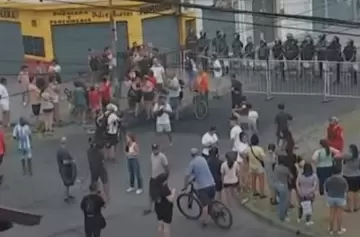 Dolor: vecinos marcharon a la Comisaría pidiendo justicia por Paloma y Josué