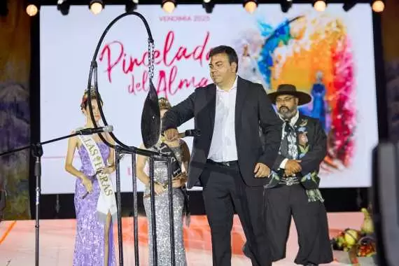 Momento en que el intendente Francisco Lo Presti se aprontaba a dar los tres golpes de reja.