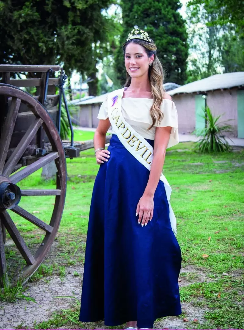 Estudia licenciatura en obstetricia. Habla dos idiomas. Tiene un grado militar. Es Alejandrina Funes, la nueva reina de Las Heras.