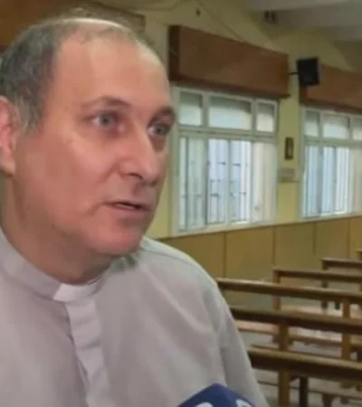 El padre Guillermo detuvo al ladrón que ingresó a su vivienda.