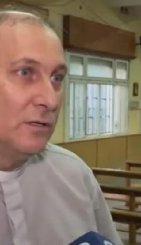 El padre Guillermo detuvo al ladrón que ingresó a su vivienda.