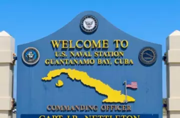 Partió el primer vuelo de deportados con rumbo a la tenebrosa base de Guantánamo