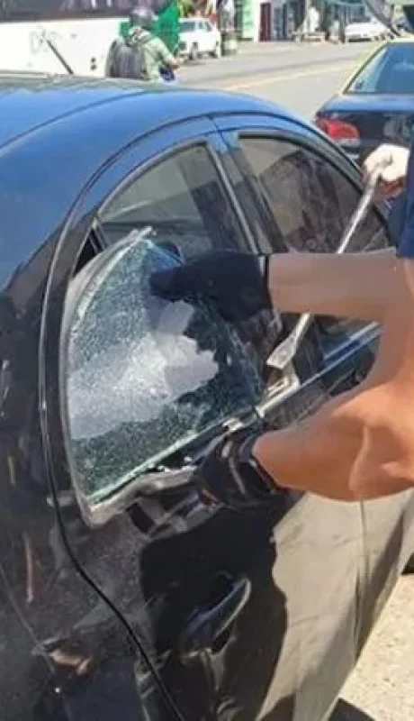 ¡Indignación y rescate! Bomberos salvaron a un perro encerrado en un auto