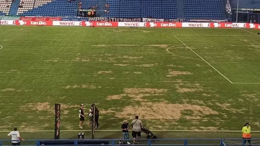 Pese al deplorable estado del campo de juego, Vélez actuará en el Amalfitani.