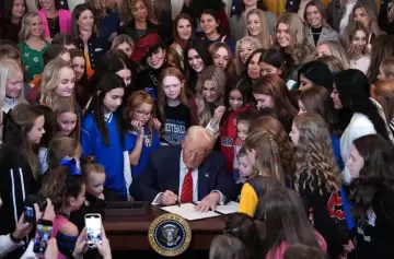 Trump repite afirmación falsa sobre atletas transgénero en los Juegos Olímpicos