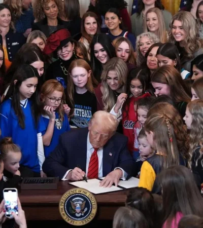 Donald Trump rodeado de deportistas