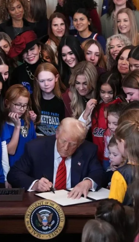 Donald Trump rodeado de deportistas