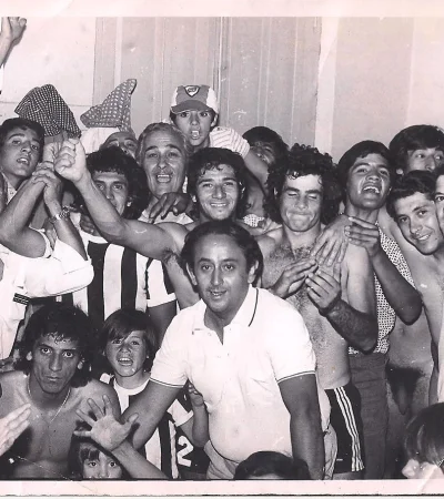 Una celebración en el Nacional 75. Letanú es el hombre de rulos, que está a la derecha del recordado Cura Vergara