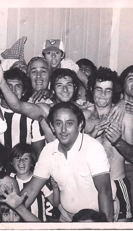 Una celebración en el Nacional 75. Letanú es el hombre de rulos, que está a la derecha del recordado Cura Vergara