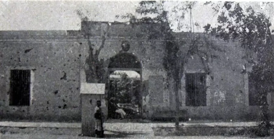 Frente del Cuartel de Cazadores, después del ataque de las tropas lencinistas. (Foto: archivo)