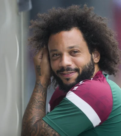 El defensor brasileño se despidió del fútbol profesional.