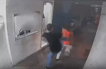 Video: pidió un viaje, ensució el auto con galletas, y el conductor la molió a golpes