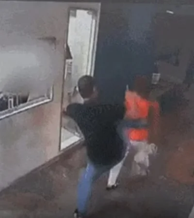 Momento en que el conductor le asesta una patada en la espalda a la pasajera.