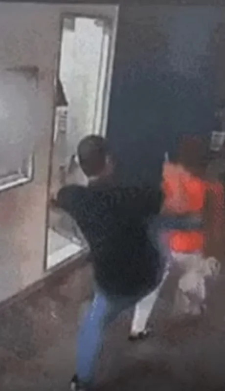 Momento en que el conductor le asesta una patada en la espalda a la pasajera.