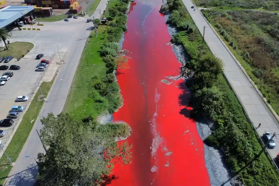 Zona de refinerías, Avellaneda esconde varios ríos en su interior. El Sarandí amaneció teñido de rojo este jueves.